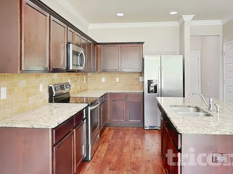 1095 Lear Dr — Photo 5