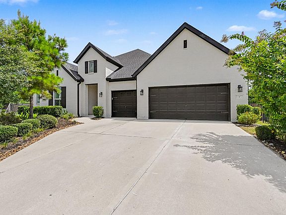3rd image of 10 Venetia Grove Dr