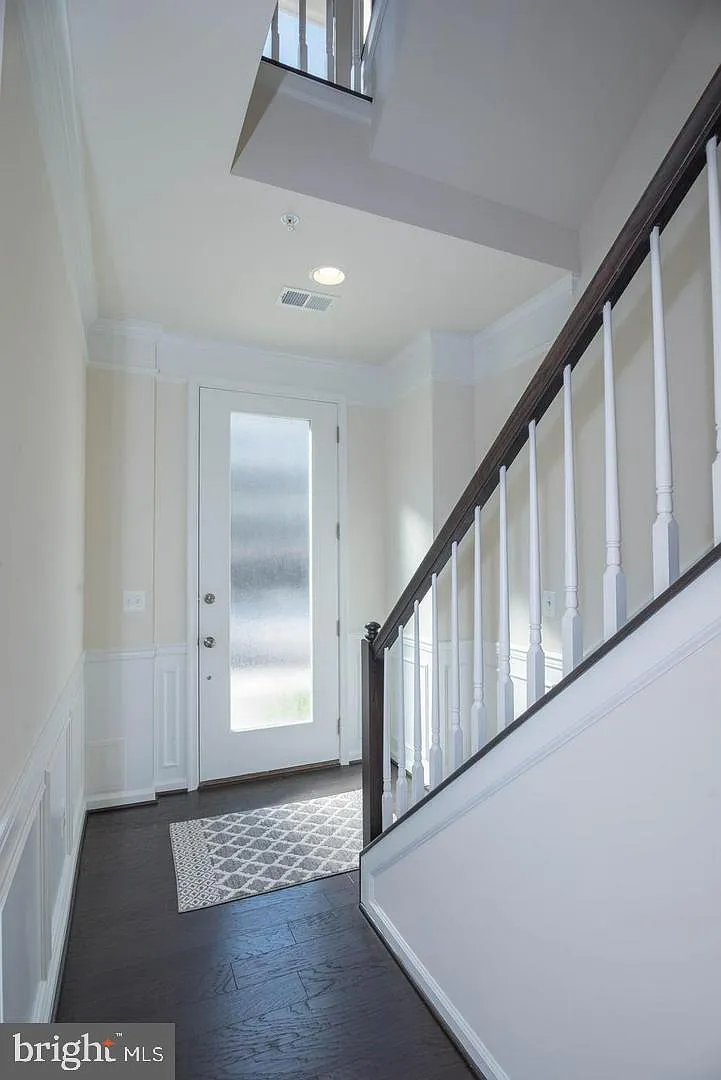 4 bed, 4.5 bath, 2220 sqft, $3,800 — Photo 3