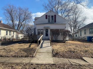 915 40th Pl, Des Moines, IA 50312