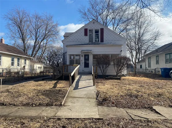 915 40th Pl, Des Moines, IA 50312