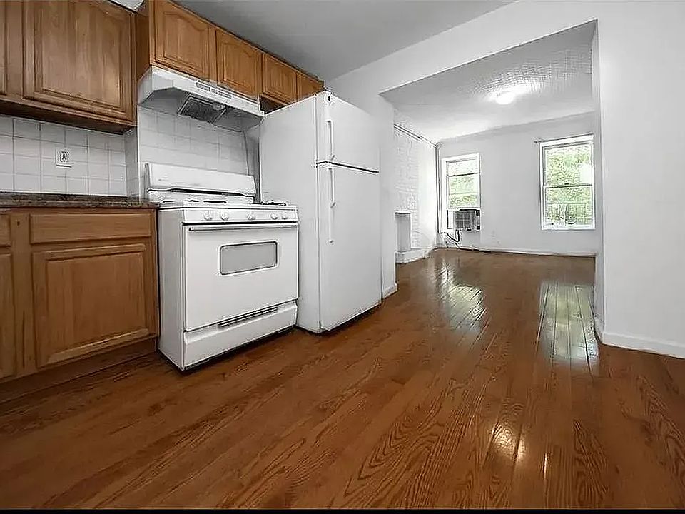 2nd image of 111 Christopher St APT 3
