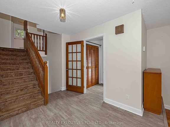5th image of 366 Charron St