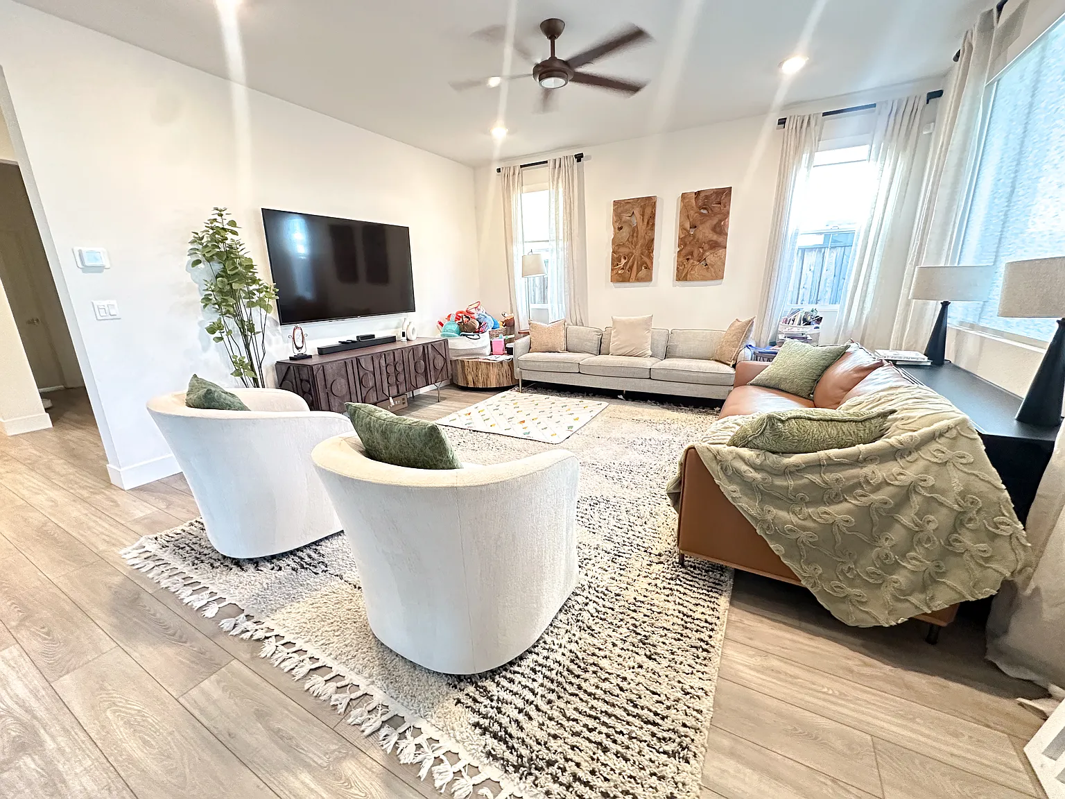 4 bed, 2400 sqft, $3,900 — Photo 2