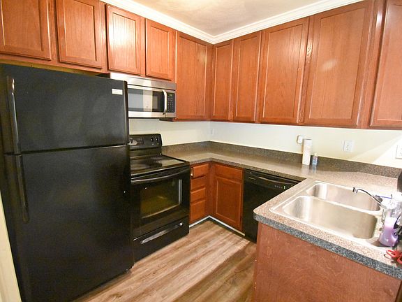 Kitchen with all Appliances & Washer & Dryer Hookup