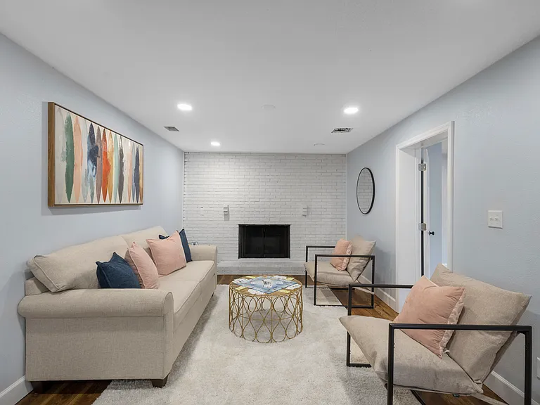 738 Baywood Ln — Photo 4