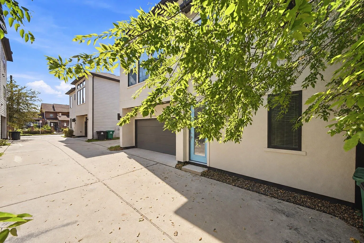 3 bed, 2.5 bath, 1558 sqft, $2,200 — Photo 3