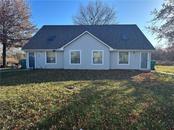 301-303 N 9th St, Louisburg, KS 66053