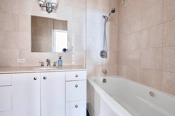 Rented by Manhattan Realty Group | media 27