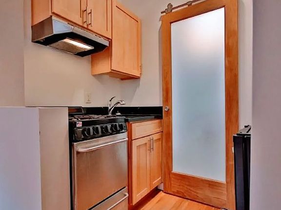 4th image of 112 E 7th St APT 12