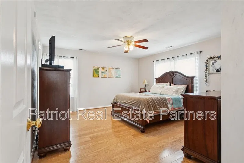 3 bed, 2.5 bath, 2295 sqft, $2,800 — Photo 3
