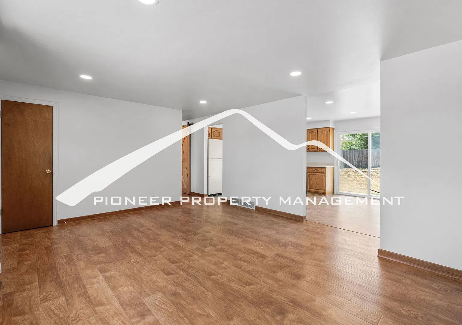 Spacious Ranch Home with Finished Basement, 1 Car Garage and Fully Fenced Backyard — Photo 4