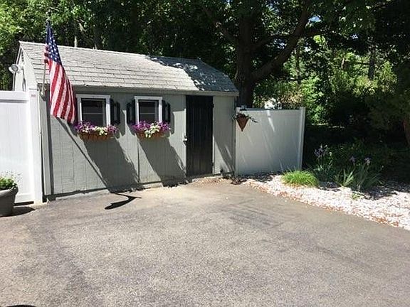 3rd image of 614 Summer St