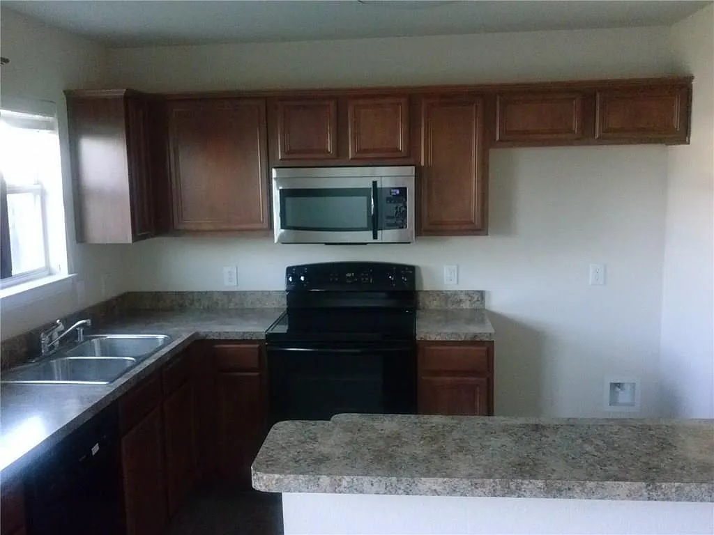 3 bed, 2.5 bath, 1775 sqft, $1,880 — Photo 4