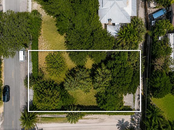 2nd image of 706 N Palmway B