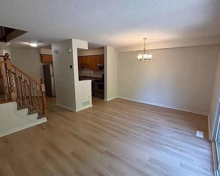 26 Roehampton Cres — Photo 4