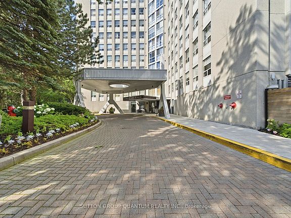 3rd image of 3650 Kaneff Cres #304