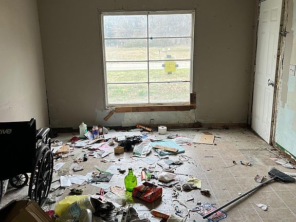 4th image of 818 Kings Hwy