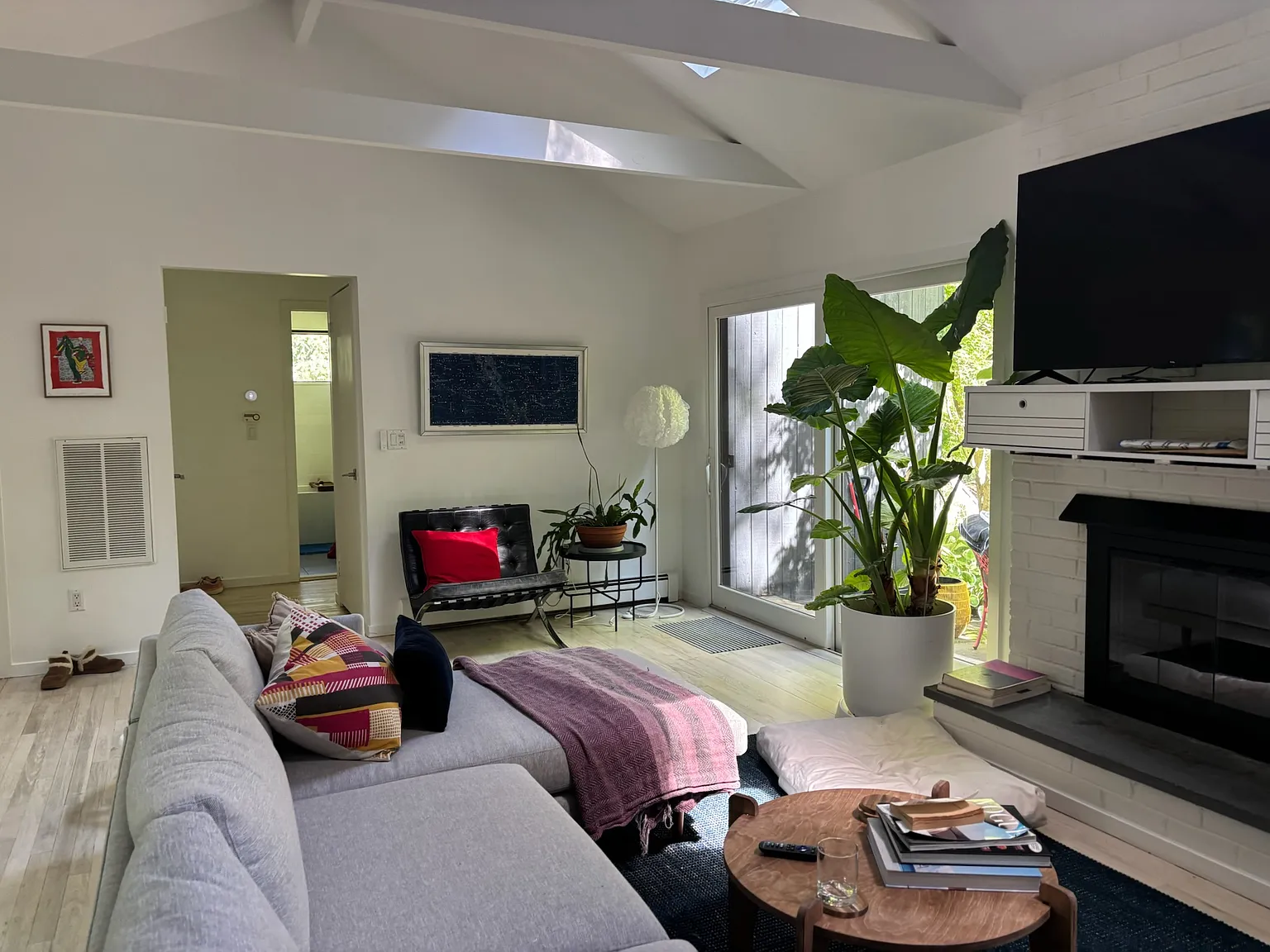 Private and Serene Home Close to Downtown — Photo 2