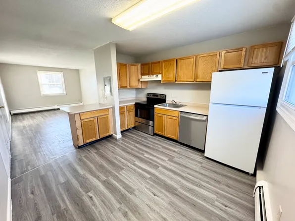 10 Standish Ct APT D, Greenfield, MA 01301