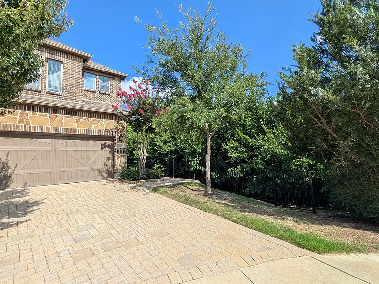 6300 Hermosa Dr — Photo 2