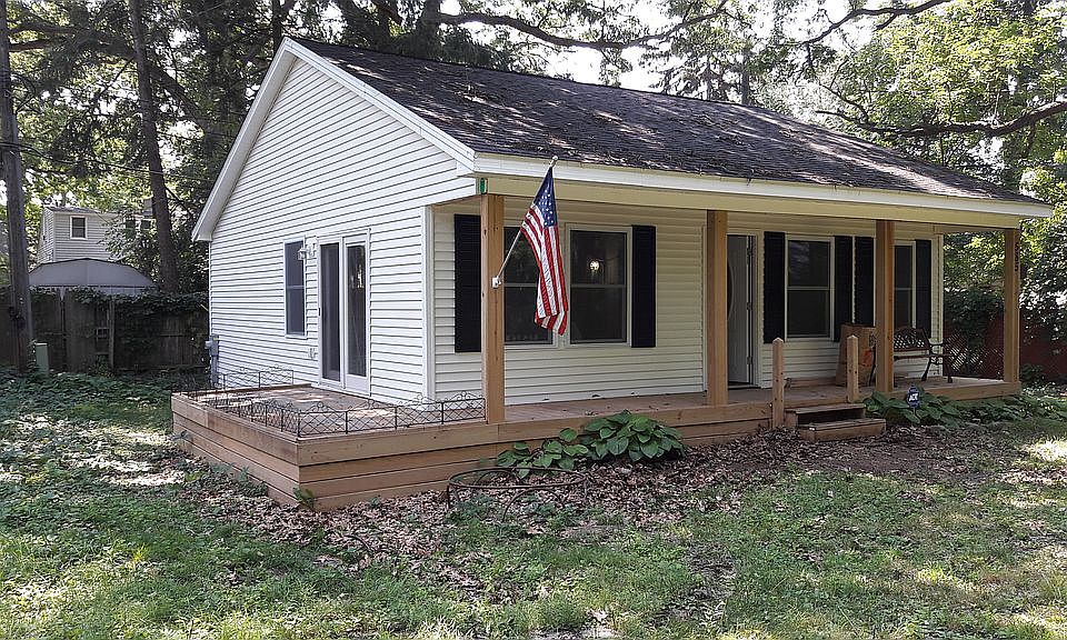 1st image of 585 Lakeside Dr
