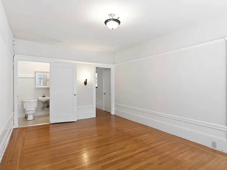 The Townsend Apartments, located at 1029 Oak Street, is a beautiful four-story, historic brick bu... — Photo 28