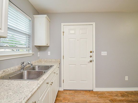 4th image of 303 Vincent St #A