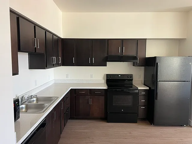 3 bed, 1076 sqft, $2,621 — Photo 4