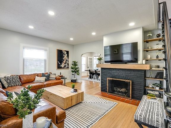 3rd image of 48 N Oviatt St