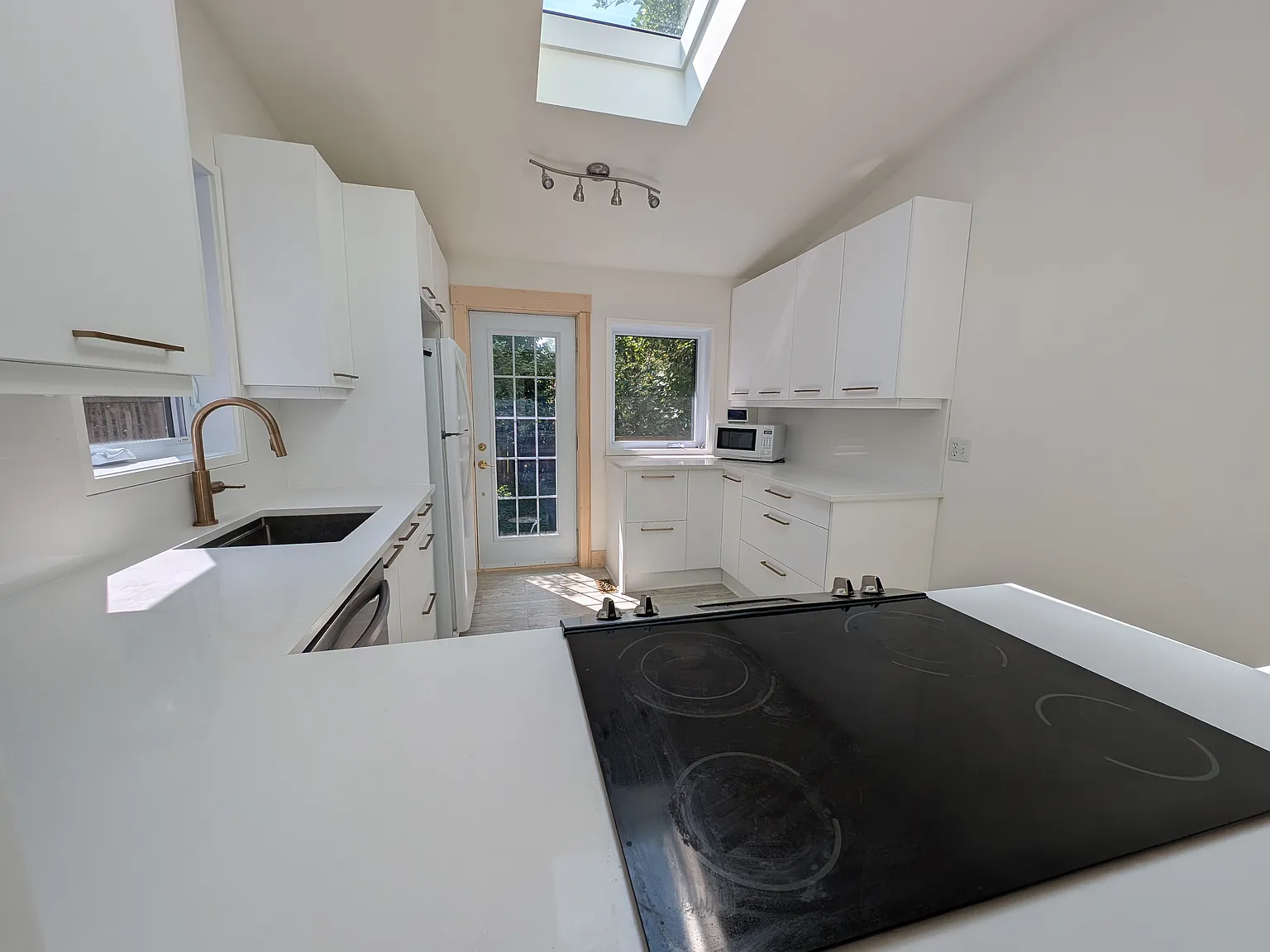 3 bed, 1.5 bath, 1100 sqft, $2,950 — Photo 3