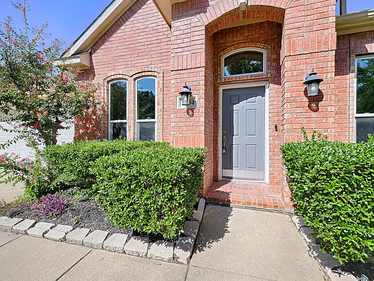 1404 Carriage Ln — Photo 4