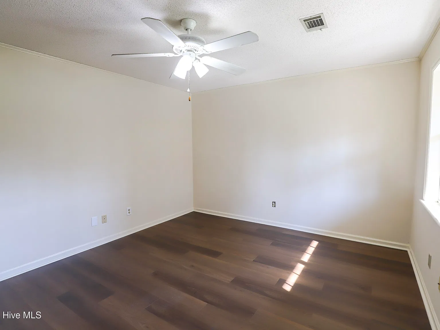 2 bed, 1.0 bath, 987 sqft, $1,000 — Photo 3