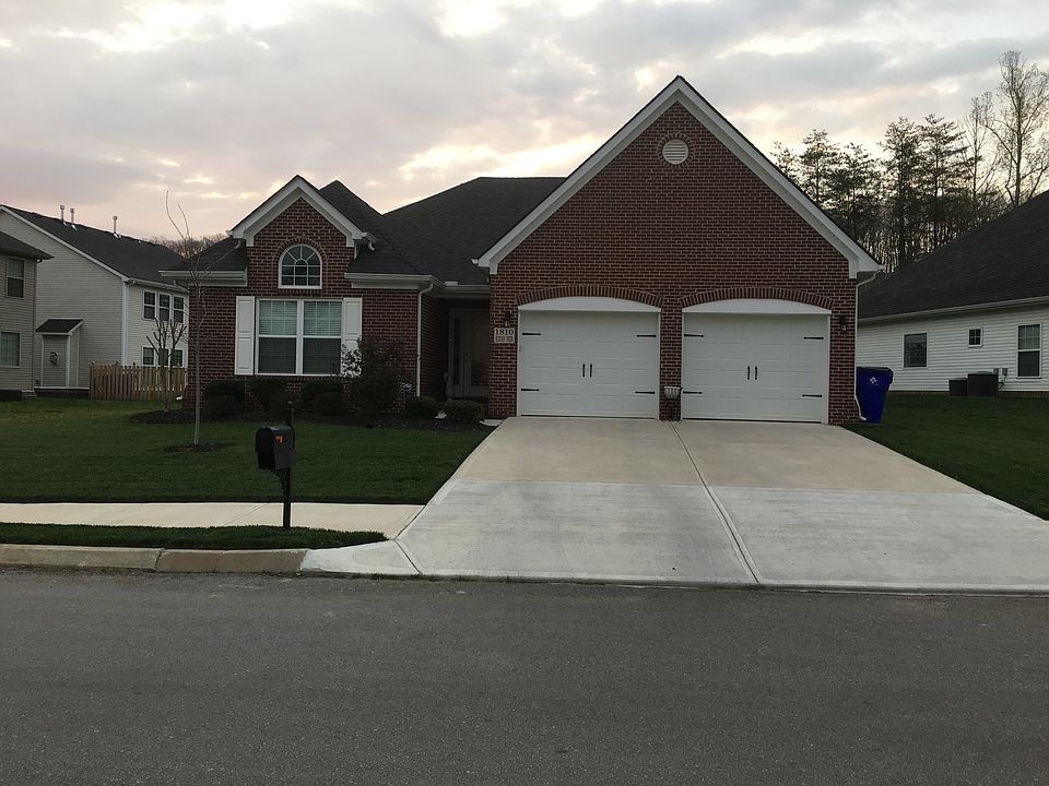 Beautiful Brick/Vinyl Ranch