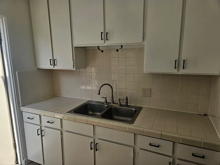 3611-3617 Reynard Way #3617 — Photo 8