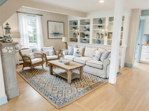 3 Vicksburg Pl, Newport, RI 02840