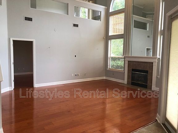4th image of 1003 Garrison Dr