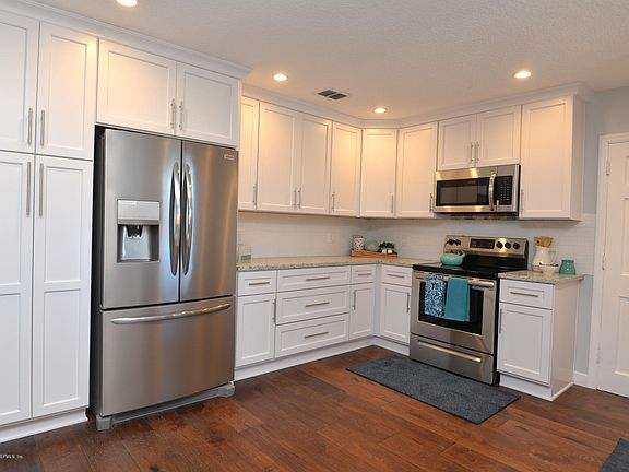 3rd image of 1263 Windsor Pl