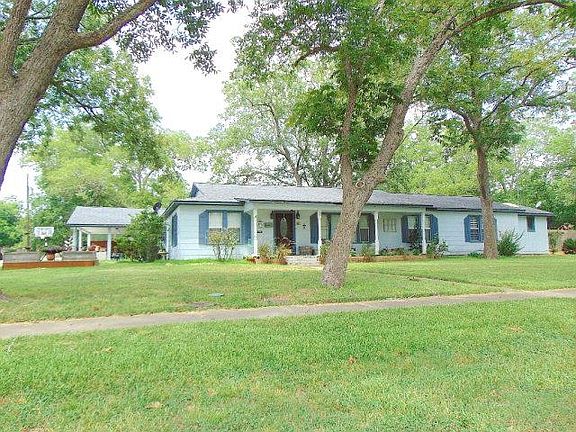 3rd image of 201 S Pecan St