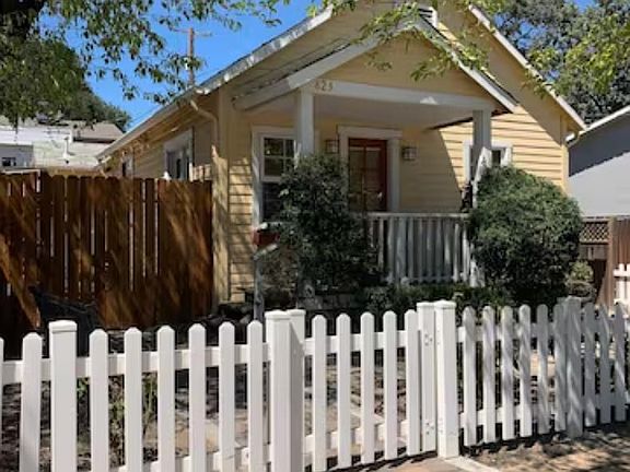 Front yard entrance that is fully fenced.
