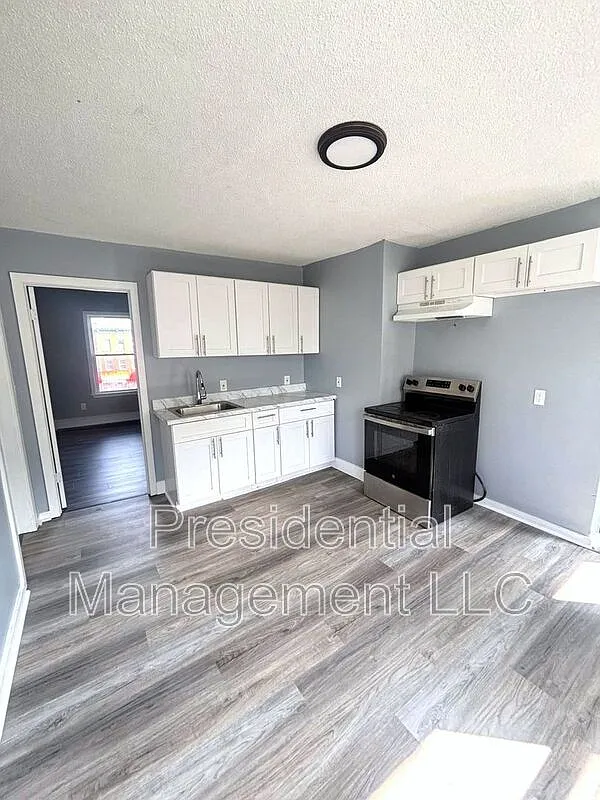 3 bed, 1.0 bath, $1,550 — Photo 3