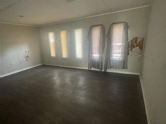 3rd image of 1043 Deryll St