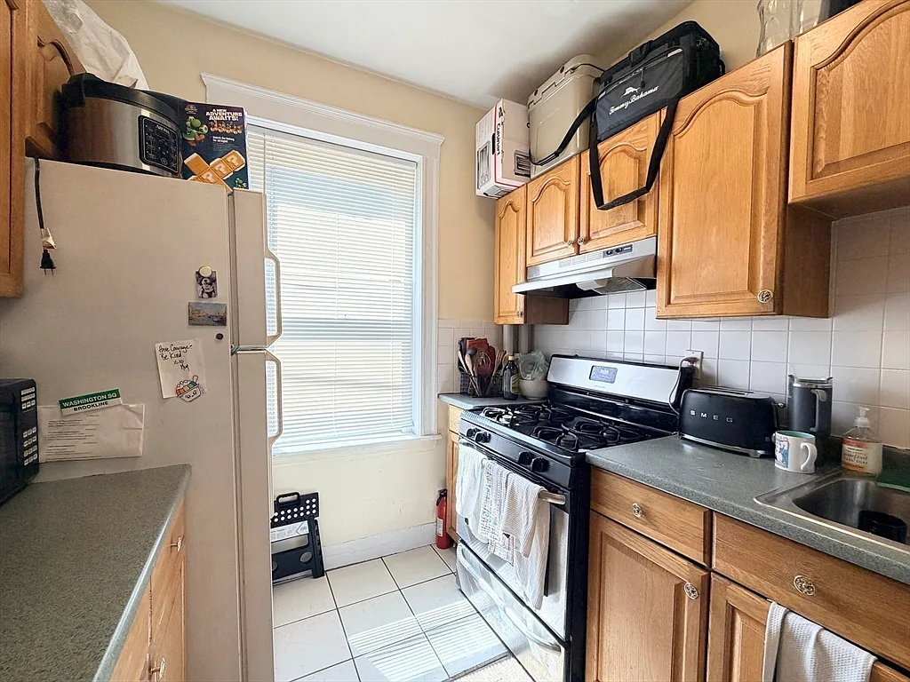 2 bed, 1.0 bath, 731 sqft, $2,400 — Photo 4