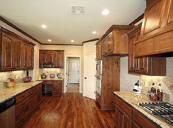 Kitchen with lot of cabinets and planning desk