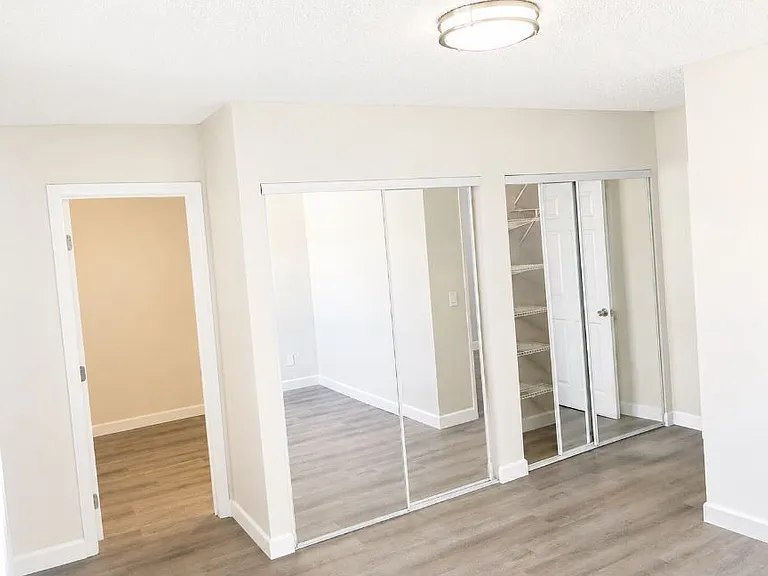 8800 Cedros Ave — Photo 16