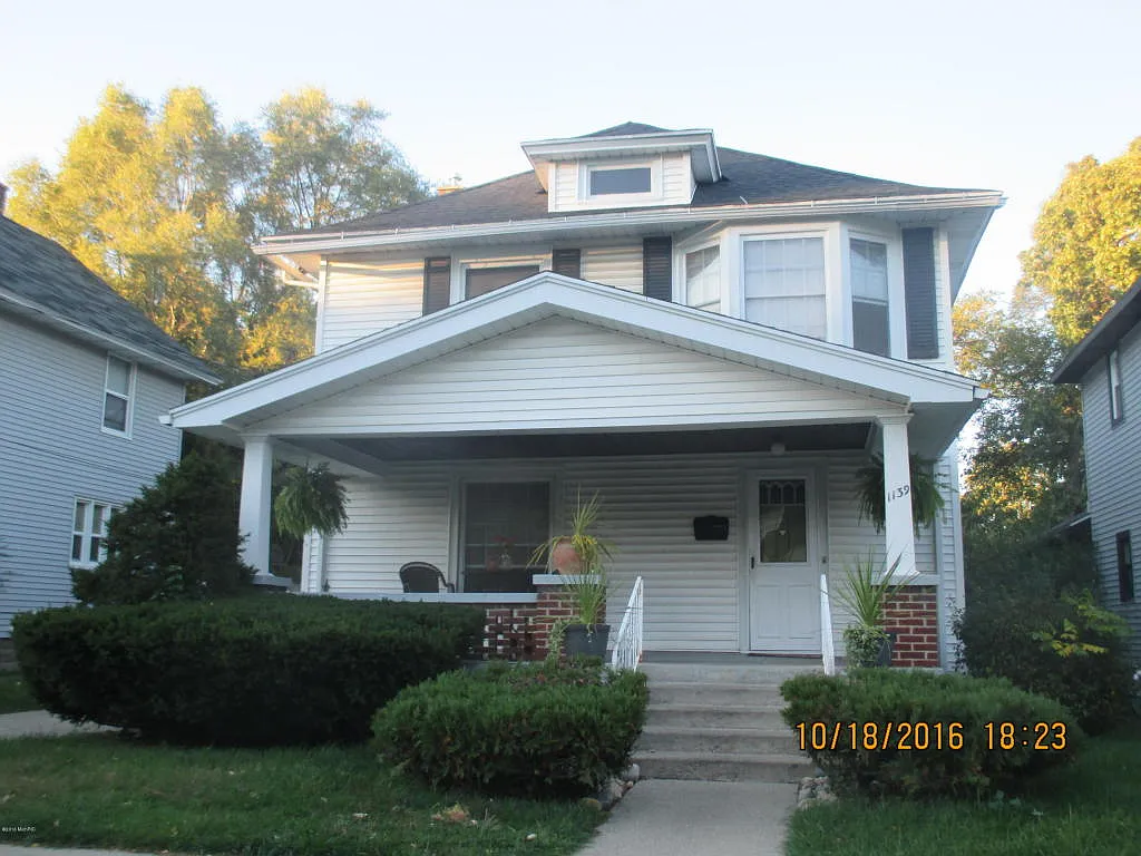 1139 Alexander St SE photo 1