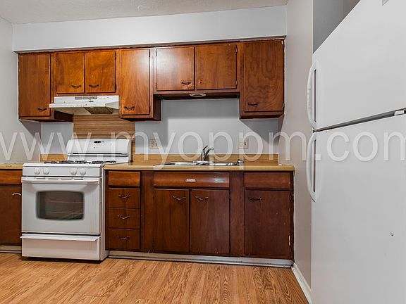 4th image of 3833 Cuming St #3833/02