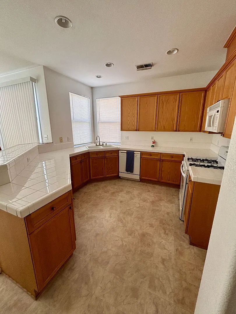 Charming 3-Bedroom, 2-Bath Home in Oakdale — Photo 4