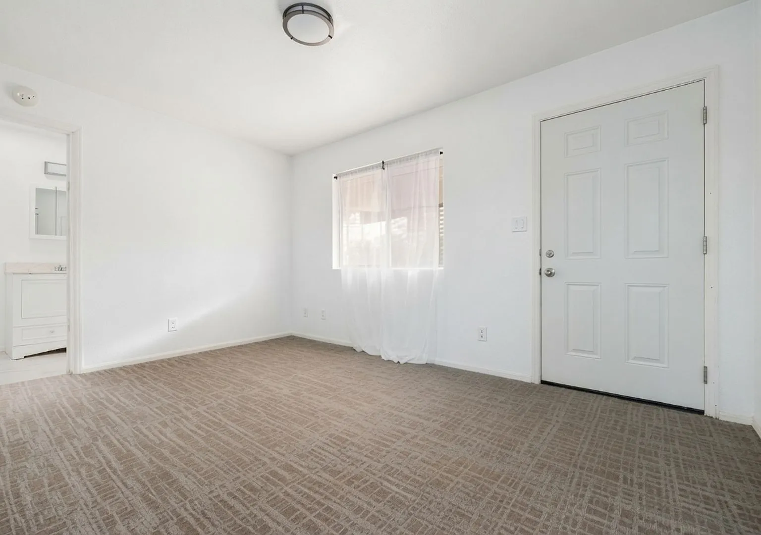 Beautiful Detached 1 Bedroom Home in Lakeside! — Photo 3