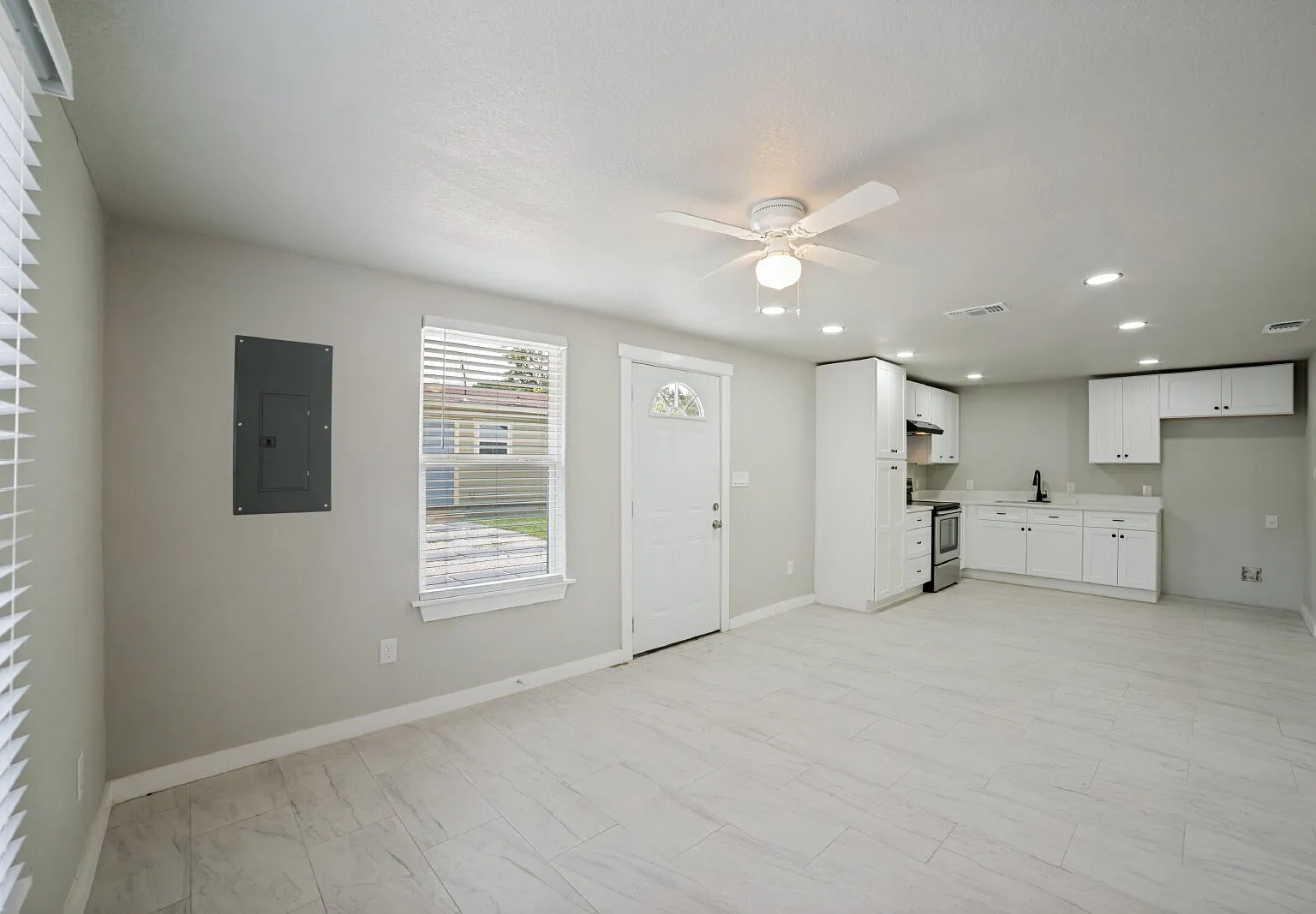 3 bed, 2.0 bath, 880 sqft, $1,400 — Photo 2
